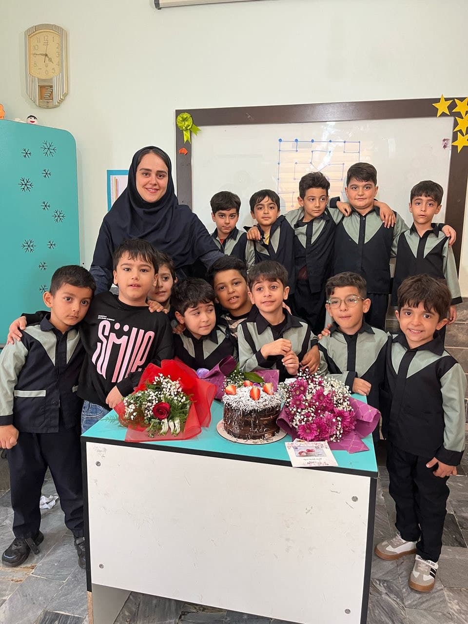 جشن کلاسی پایه پیش دبستانی و تقدیر از معلم عزیز توسط والدین گرامی( نماینده ی محترم انجمن)